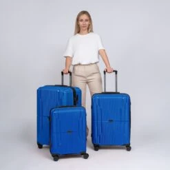 Essentials 06 THE THREE SET 4 Roulettes Set De Valises 3 Pièces -Sacs École Pas Cher Magasin 03f6640ff0157a969dc6b79d33492501 2